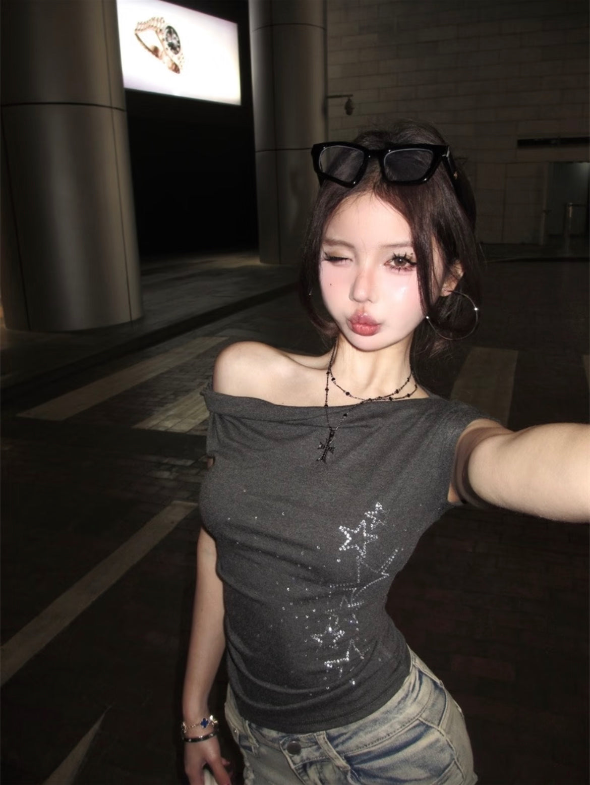 Asymmetrical Off-Shoulder Fitted Tシャツ