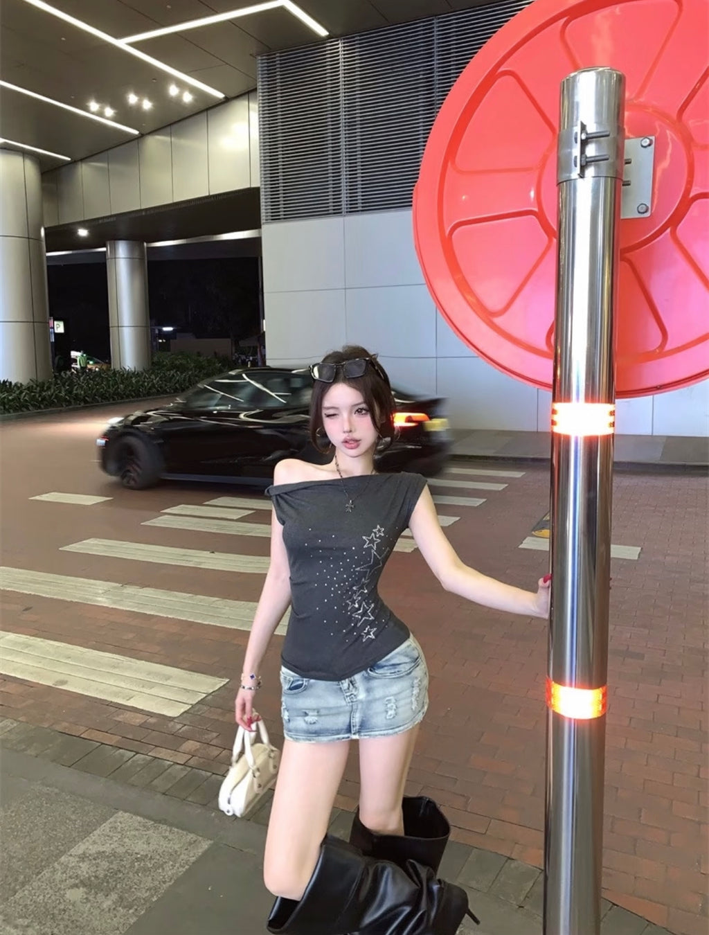 Asymmetrical Off-Shoulder Fitted Tシャツ