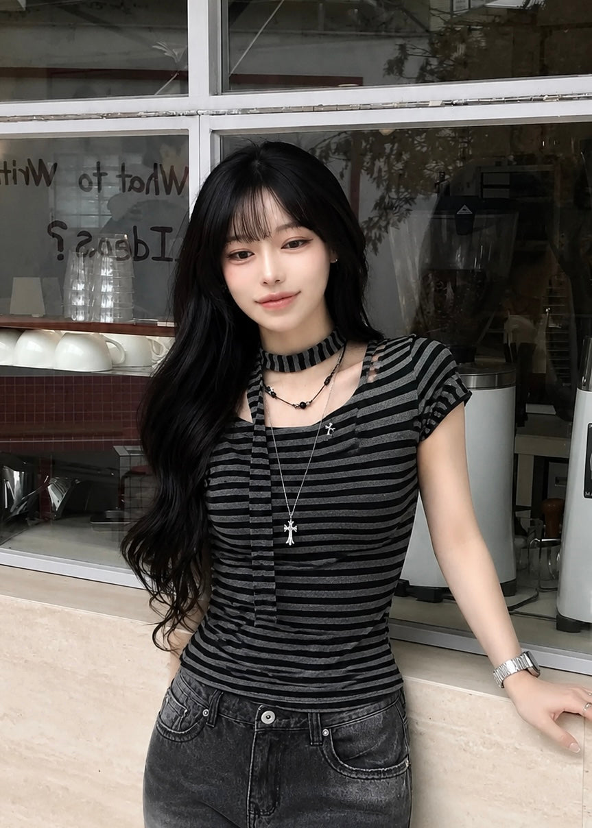 “Striped Choker Neck Tシャツ